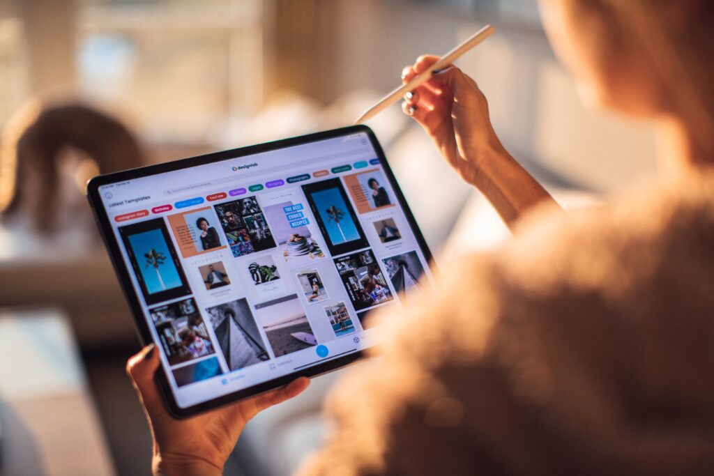 Mulher operando imagens num tablet com uma caneta digital.